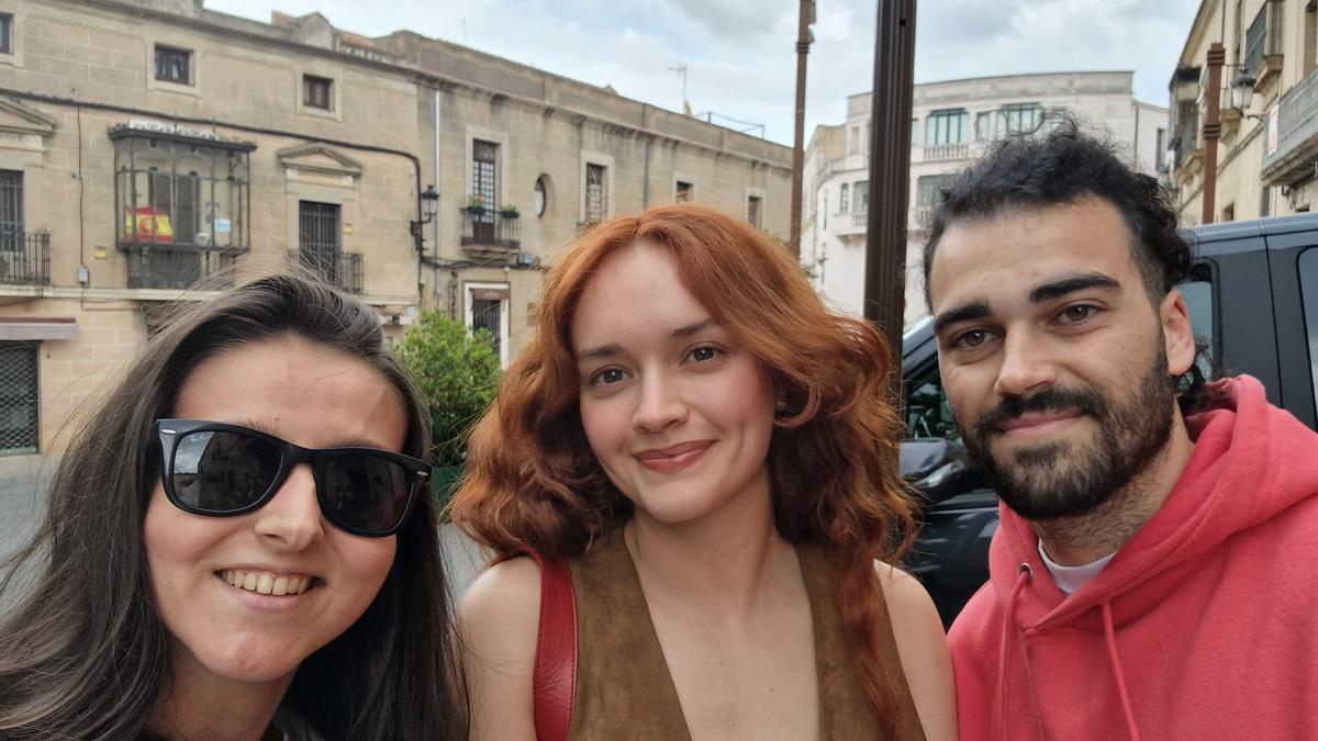 Alberto Guillén e Inma Alvarado con las protagonistas de 'La casa del dragón'.