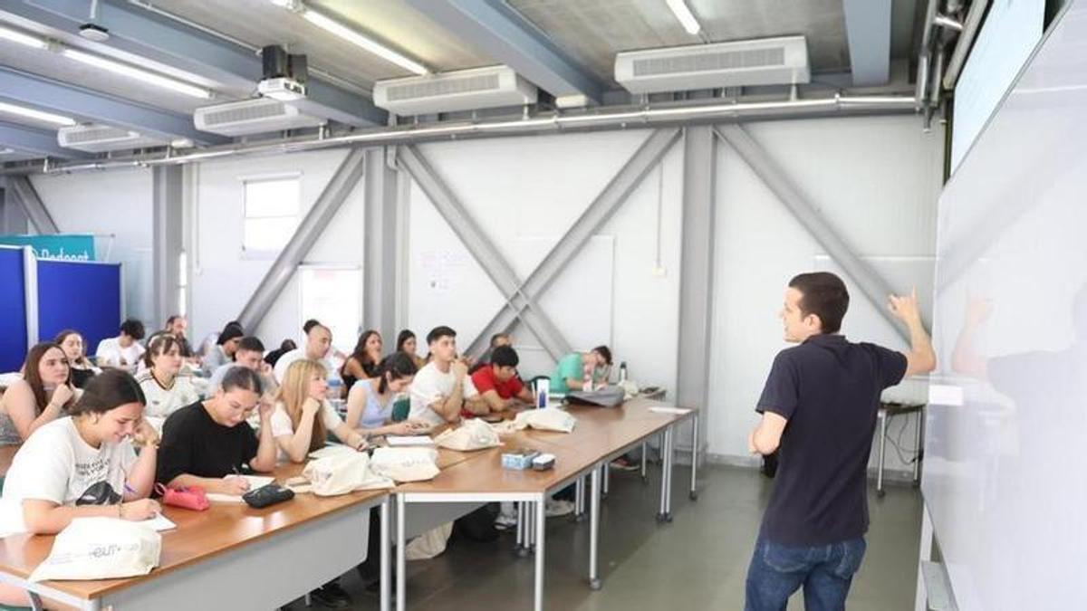 Alumnos durante una clase en la universidad.