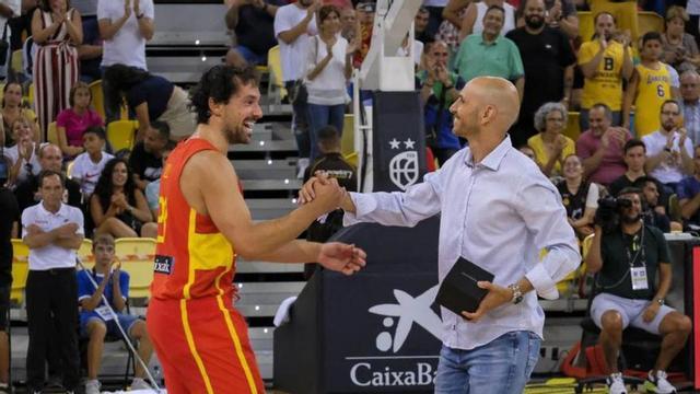 Sergio Llull –izqd.– felicita a Albert Oliver por el homenaje de la FEB. | | ANDRÉS CRUZ