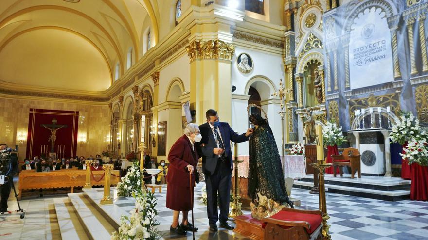 Misa y acto del Encuentro de Resurrección en el que Maribel Vallejos ha retirado el velo a la imagen de la Patrona de Torrevieja ante el Santísimo en la iglesia de La Inmaculada