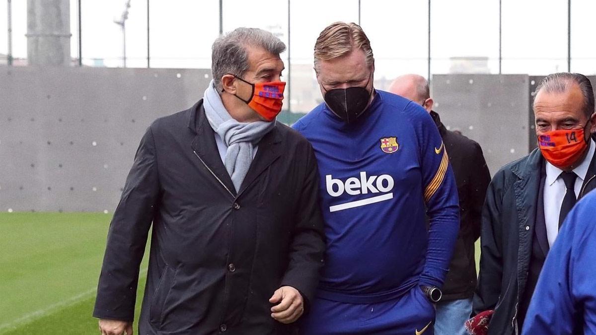 Joan Laporta, junto a Ronald Koeman en el entrenamiento culé