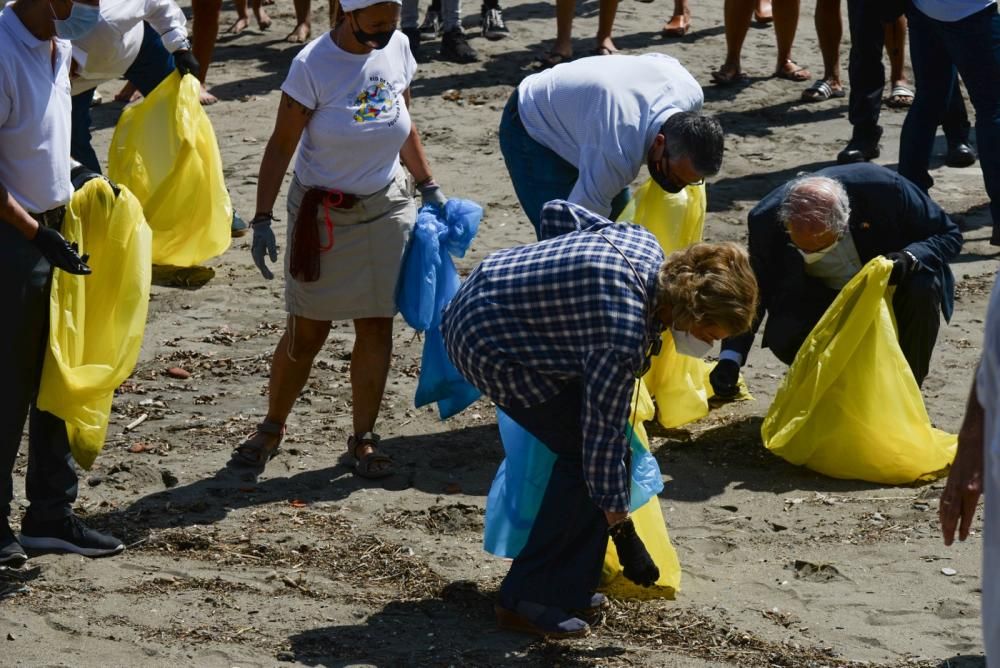 La Reina Sofía participa en una recogida de residuos en una playa de Rincón