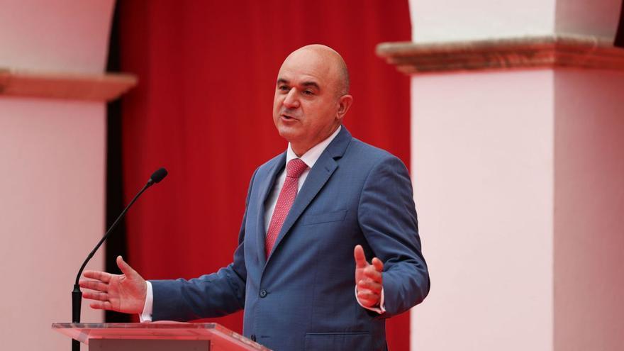 Vicent Marí durante su discurso en el claustro del antiguo Ayuntamiento de Eivissa.