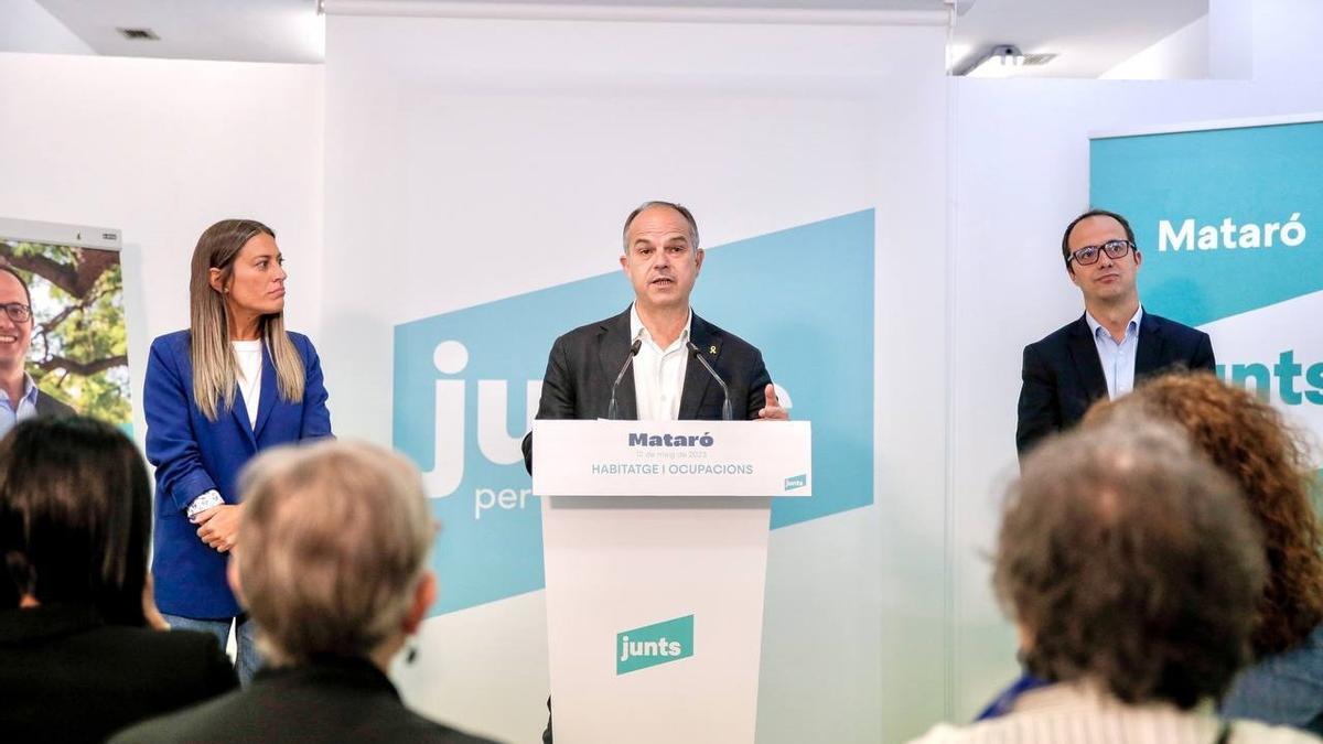 La portavoz en el Congreso de Junts, Miriam Nogueras; el secretario general del partido, Jordi Turull, y el candidato a la alcaldía de Mataró (Maresme), Alfons Canela.