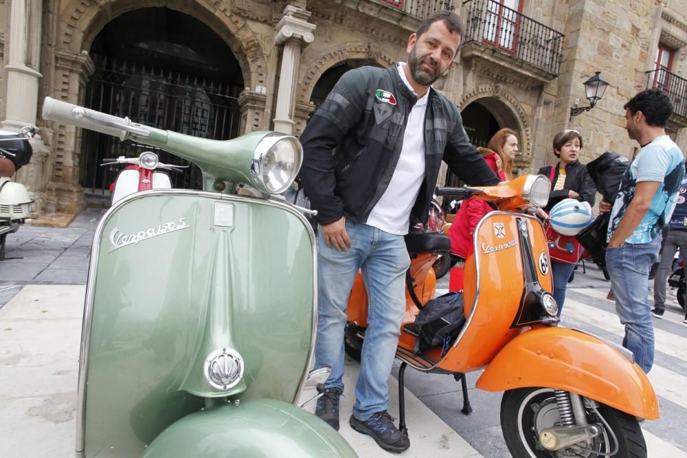 Concentración de Vespas y Lambretas en el Euroyeyé de Gijón