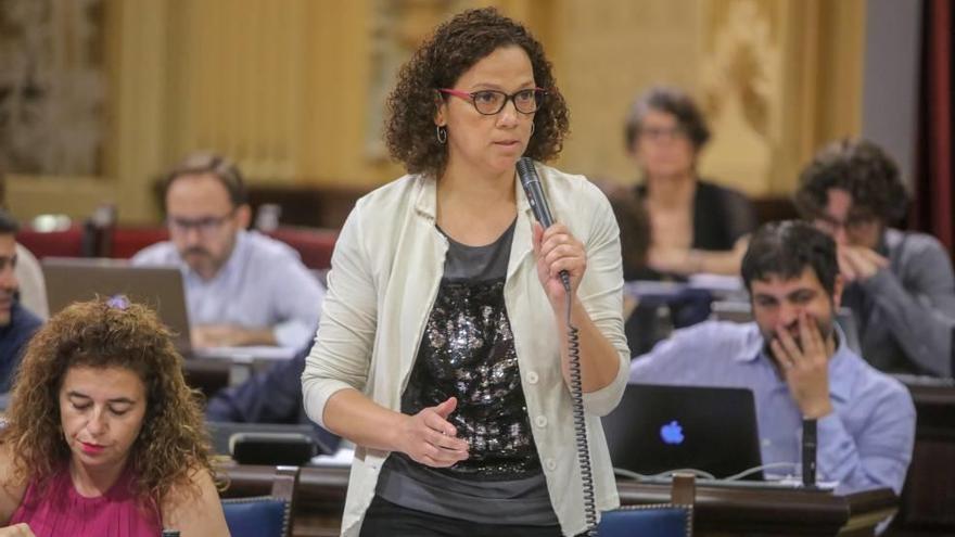 La consellera Cladera, ayer, en el pleno del Parlament.