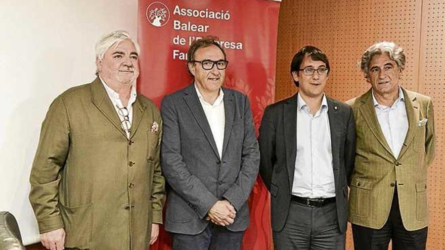 Negueruela (segunda a la dcha), ayer en la Cámara de Comercio.