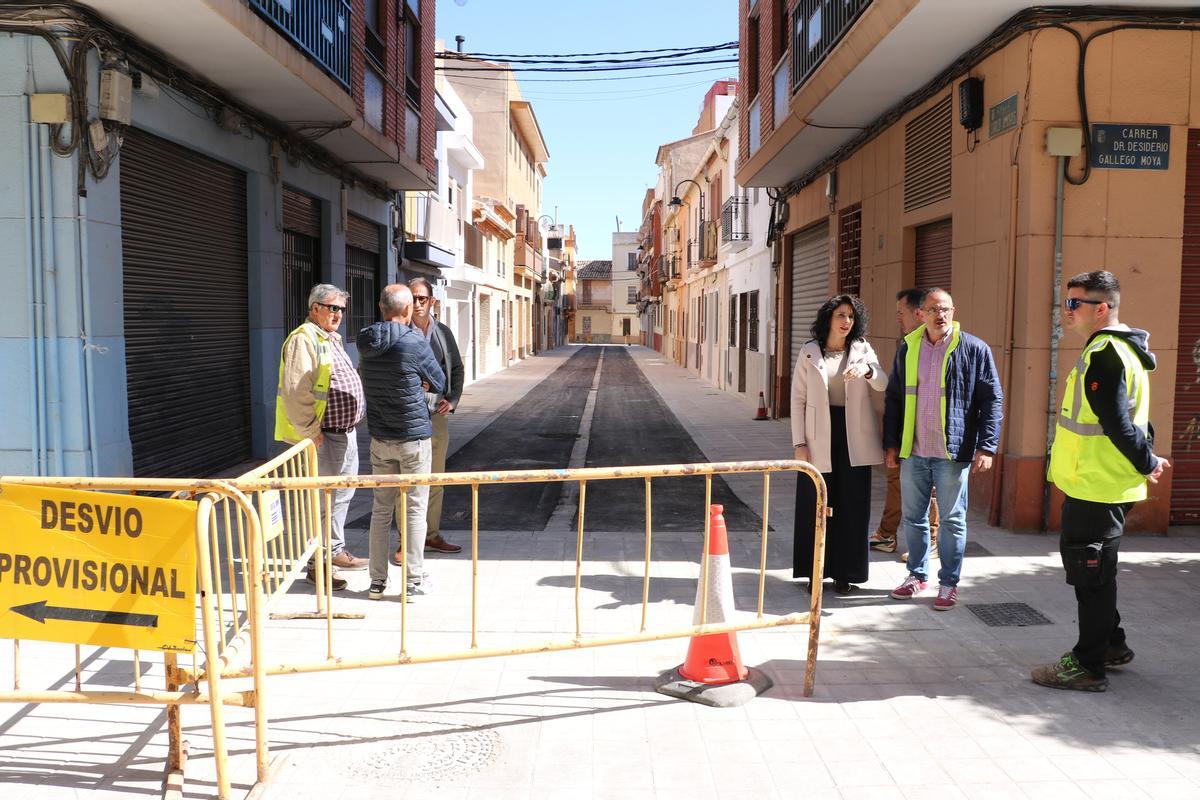 La alcaldesa revisa las obras de reurbanización viaria en Quart de Poblet.
