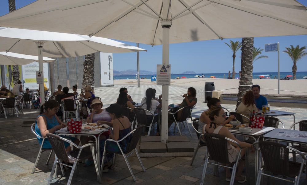 Alicante arranca el verano con la sombra de la pandemia.