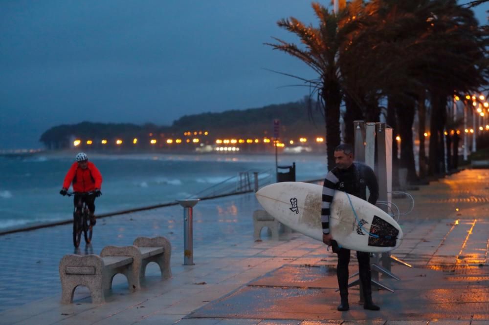 El viento y la lluvia marcaron la jornada de ayer en Vigo // J. Lores