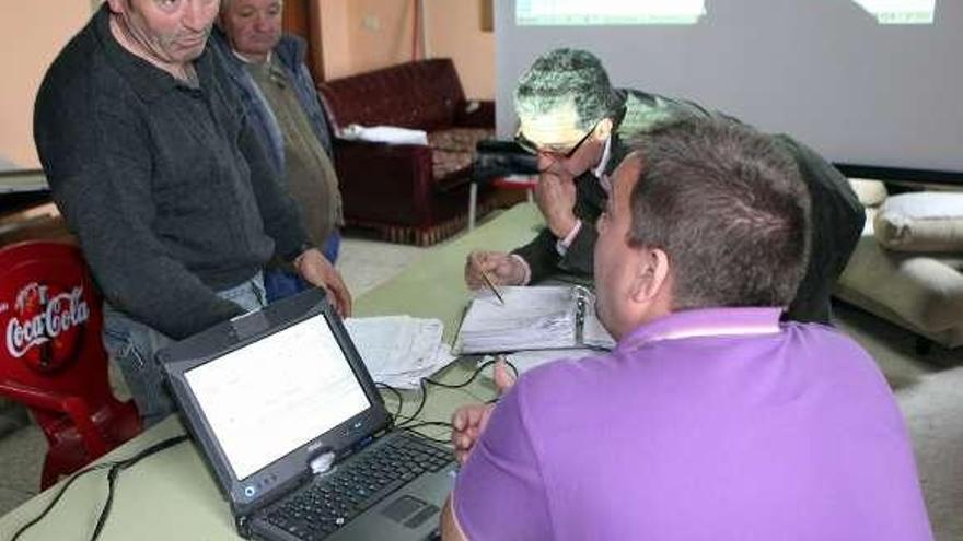 Vecinos de Meavía, resolviendo dudas con técnicos. // Bernabé / Luismy