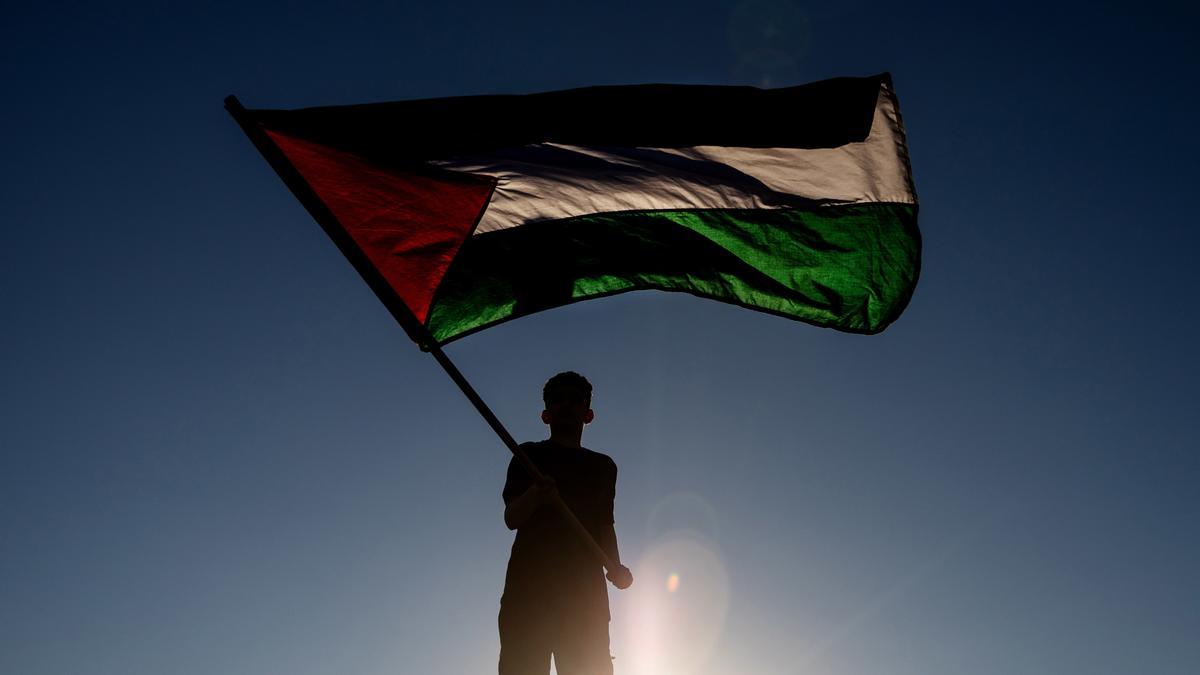 El Gobierno británico advierte de que ondear la bandera palestina