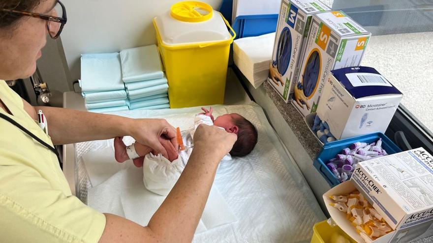 Tomé y Carlota, primeros bebés inmunizados en el área sanitaria contra el virus respiratorio sincitial