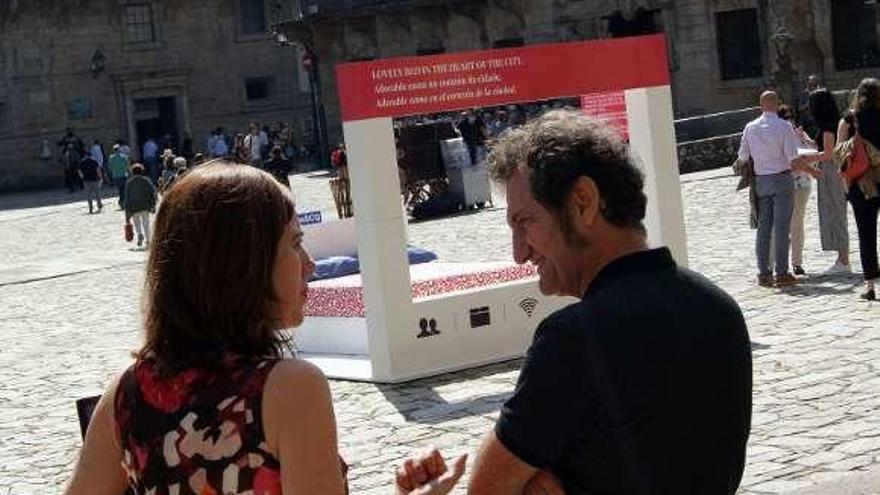 Marta Lois y Jorge Duarte, con la cama en el Obradoiro. // FdV