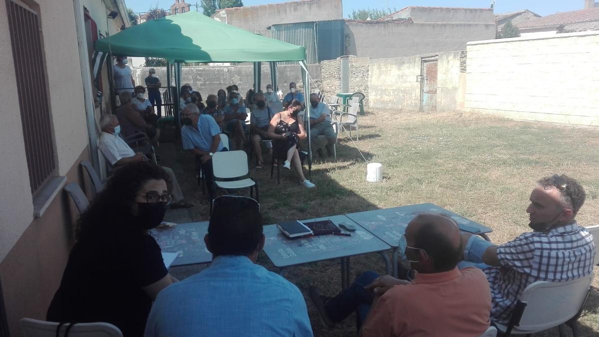 Asamblea de los vecinos de Carrascal para debatir sobre la atención médica