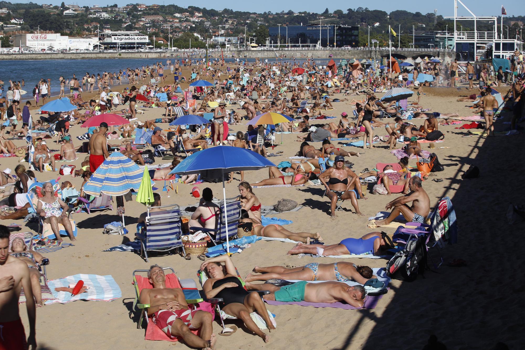 Gijón continúa de verano con las playas llenas
