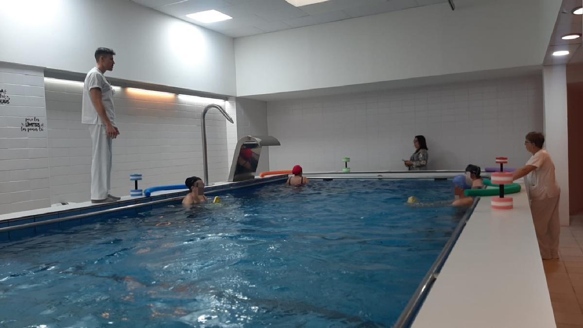 Pacientes en la piscina de Fisioterapia del Hospital General Universitario de Elche