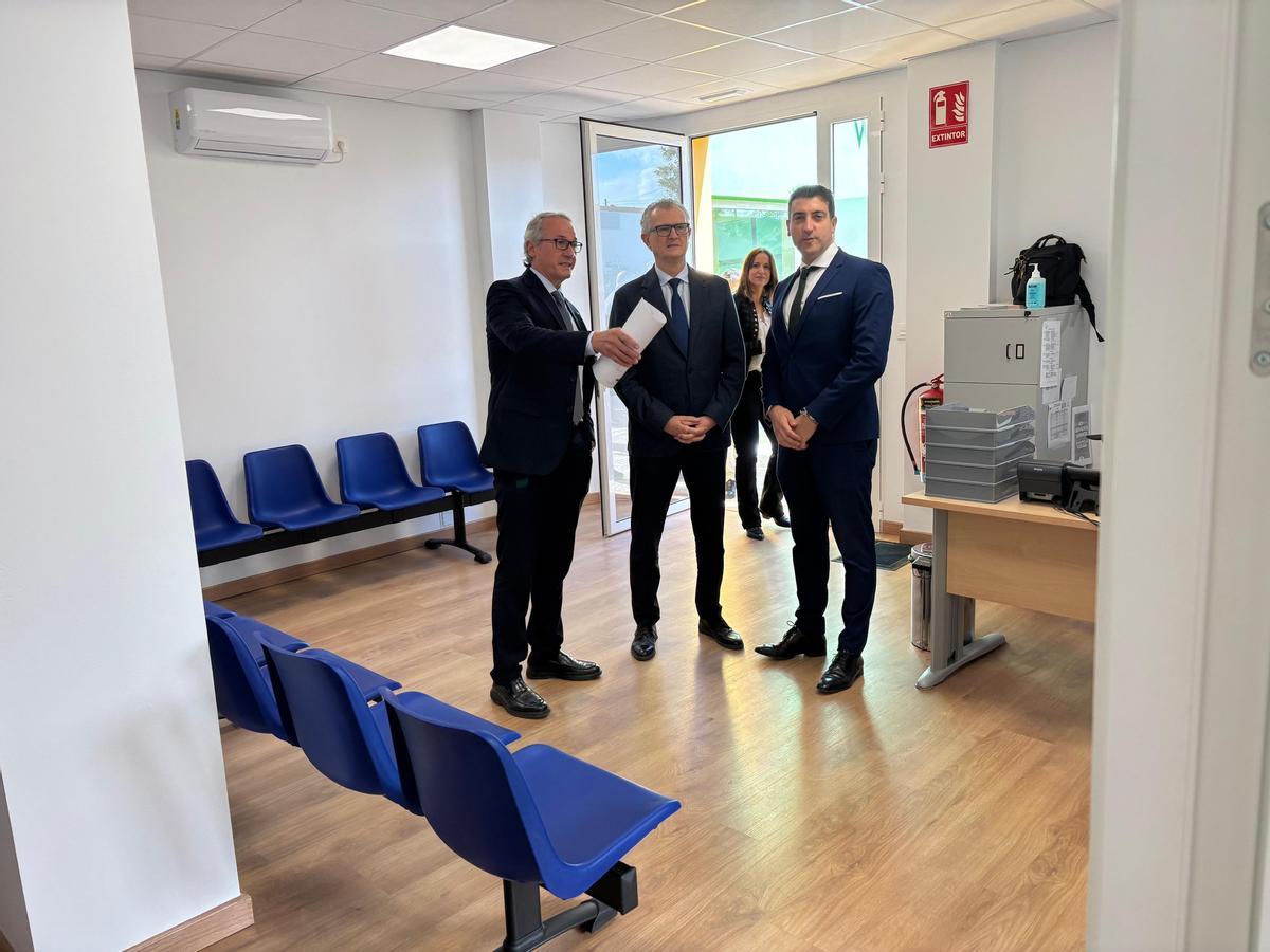 El consejero de Salud visitó este viernes las instalaciones remodeladas del consultorio de la Estación de Blanca, al que están adscritos 786 usuarios con tarjeta sanitaria.