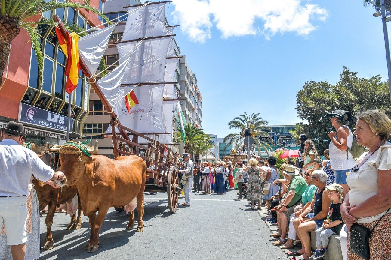 Una romería con bikini en Las Palmas de Gran Canaria