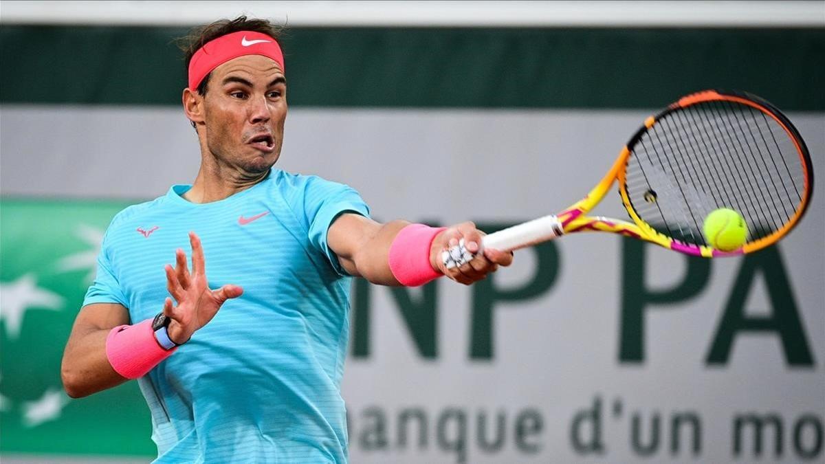 Nadal retorna una bola en Roland Garros.