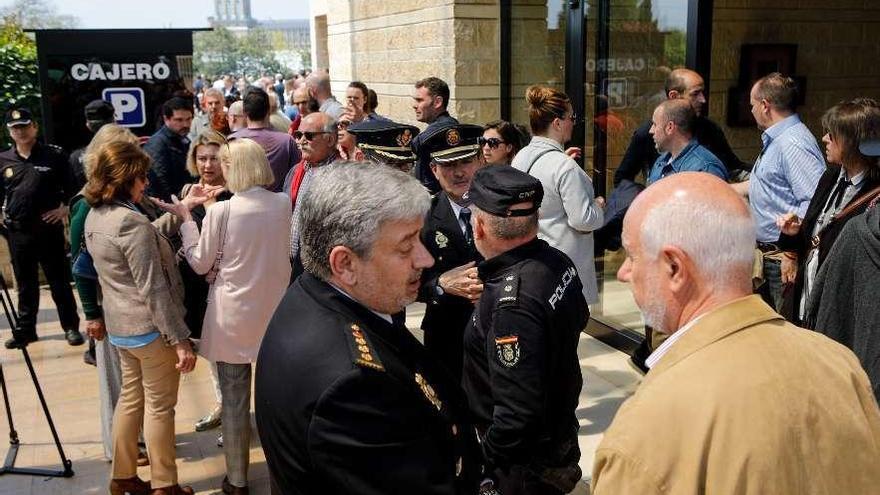 Amigos, compañeros y autoridades policiales, ayer, a la salida del tanatorio; en primer término, Dámaso Colunga, comisario de Gijón, y Baldomero Araújo -de espaldas-, excomisario jefe de Asturias.