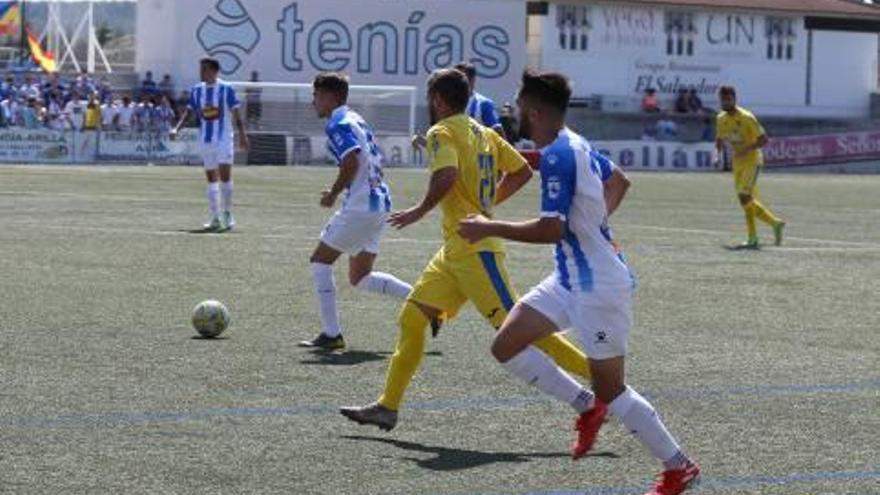 Contragolpe del Ejea durante la visita del Orihuela, ayer, al campo municipal de la localidad zaragozana.