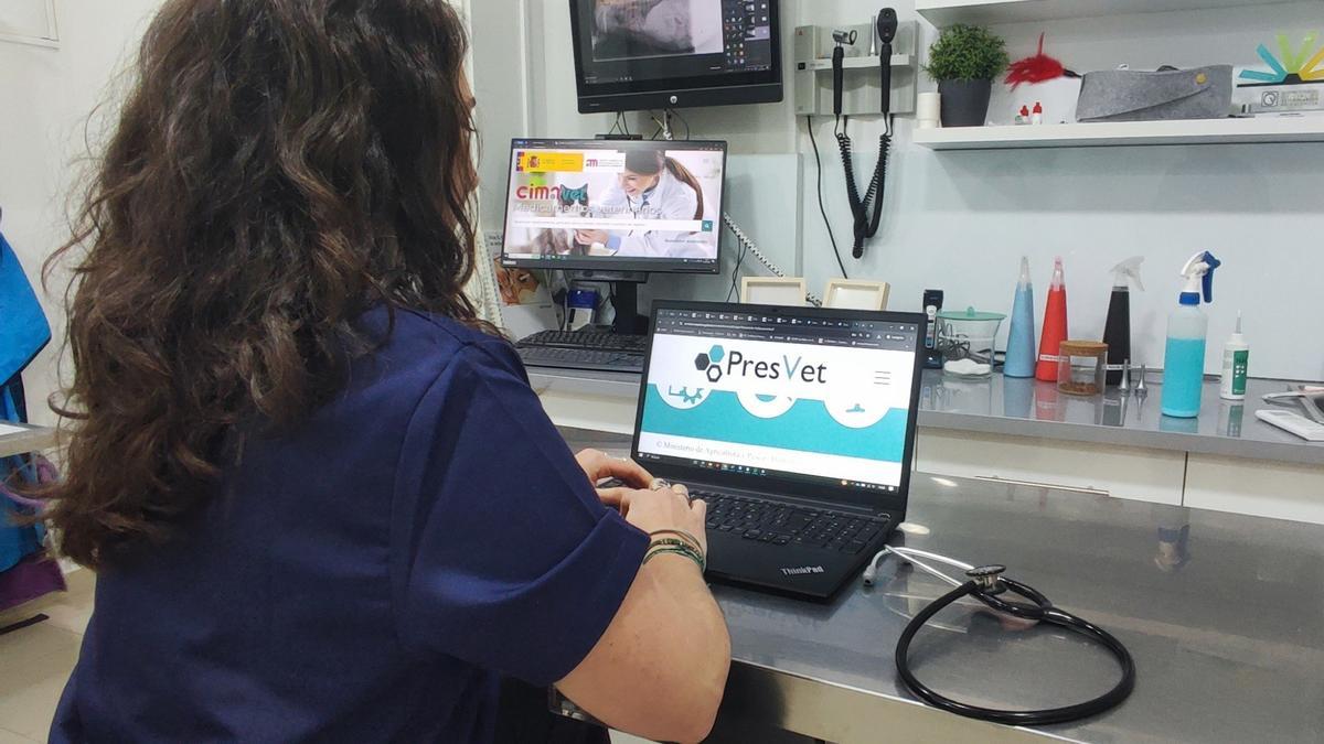 Una veterinaria accede al sistema PresVet.