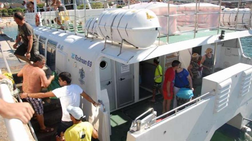 Gente a bordo de unos de los barcos que cubre el trayecto entre Bueu y Ons.  // Gonzalo Núñez