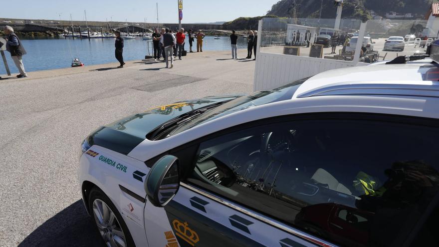 VÍDEO:  Hallan el cuerpo de un pescador en el mar tras avistar su barco vacío y varado en una playa de Cudillero