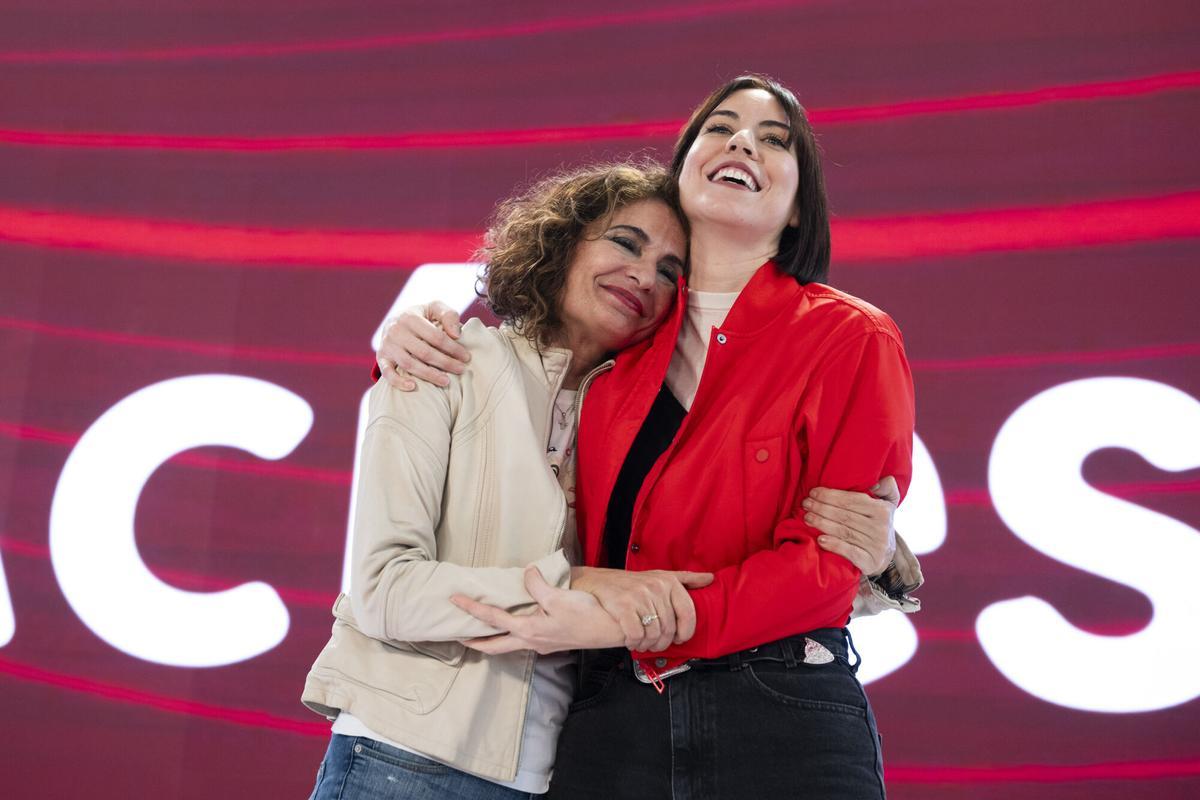 María Jesús Montero y Diana Morant se abrazan en el congreso del PSPV de 2024 en el que fue elegida secretaria general.