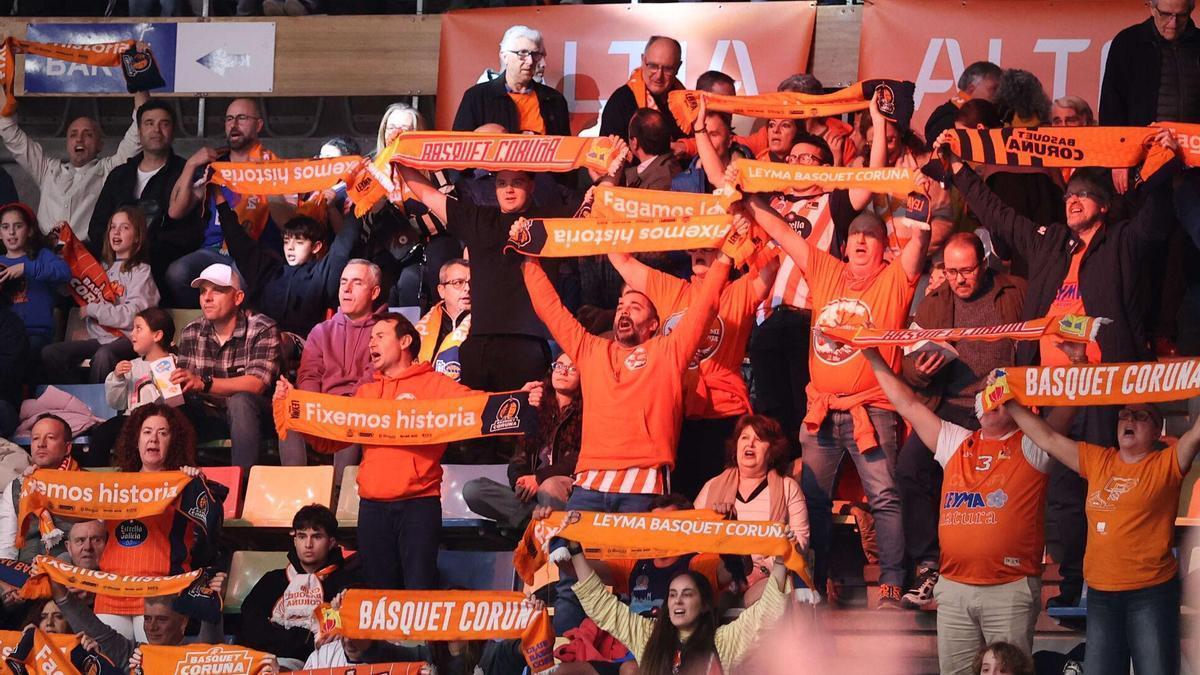 La afición del Leyma, durante el último encuentro contra el Tizona.