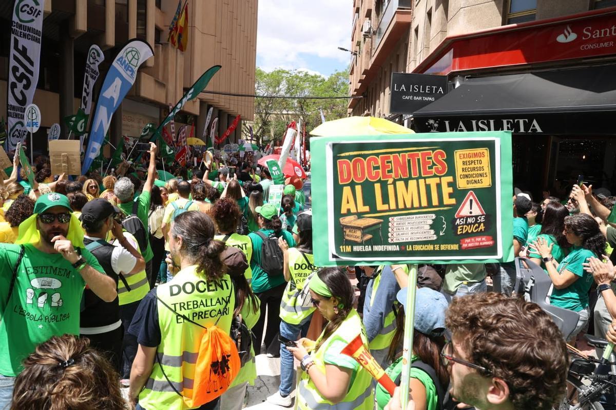 La protesta de este jueves, frente a la Dirección Territorial de Educación en Alicante