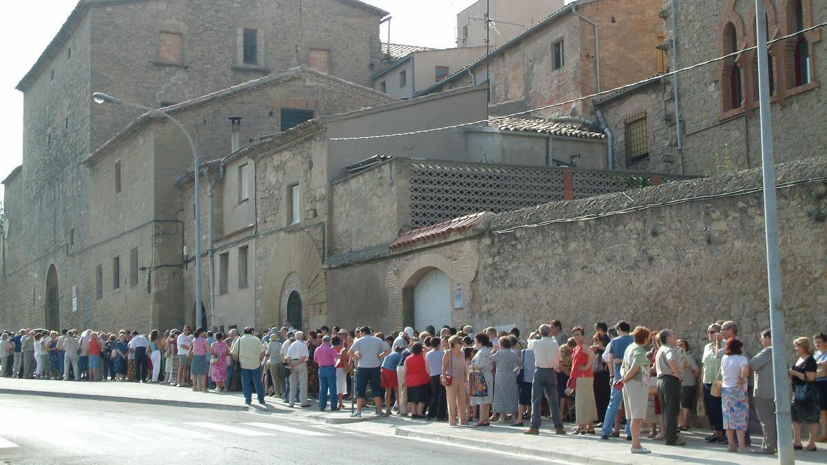 Cua davant del convent de Santa Clara en una visita del 2003