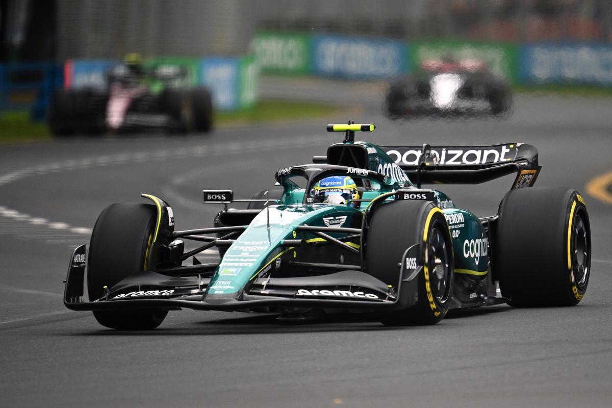 -FOTODELDÍA- MELBOURNE (AUSTRALIA), 31/03/2023.- El piloto español Fernando Alonso (Aston Martin) participa en la segunda tanda de entrenamientos libres para el Gran Premio de Australia de Fórmula Uno este viernes en el circuito Albert Park de Melbourne, Australia. EFE/ Joel Carrett / PROHIBIDO SU USO EN AUSTRALIA Y NUEVA ZELANDA