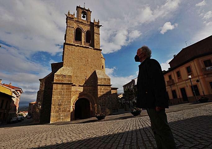 En el exterior del templo.