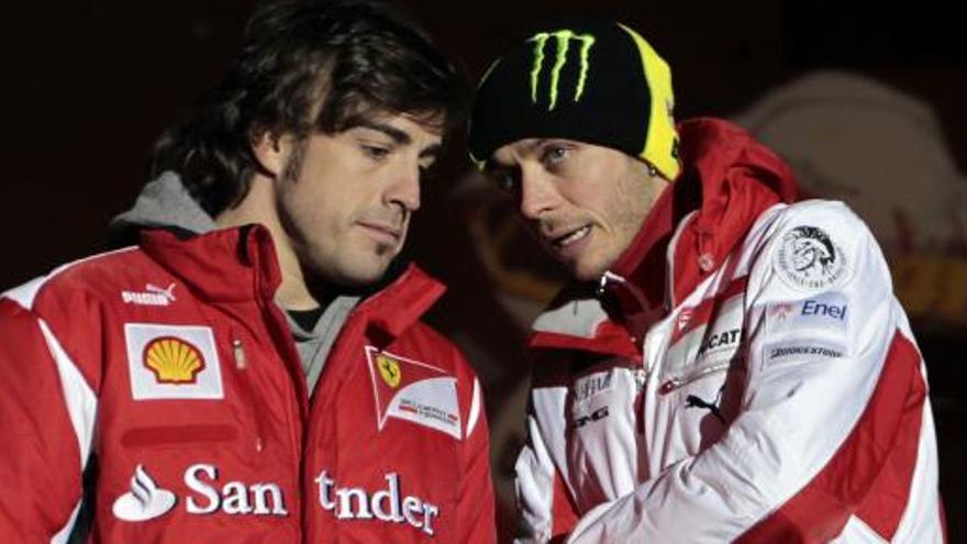 Alonso y Ferrari estrenan la nueva temporada esquiando con Rossi