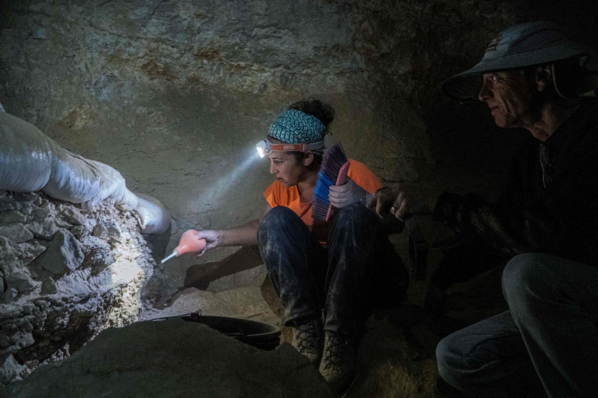 Arqueólogos excavando en la cueva Murabaat, en el desierto de Judea cerca del Mar Muerto. AFP Yoli Schwartz