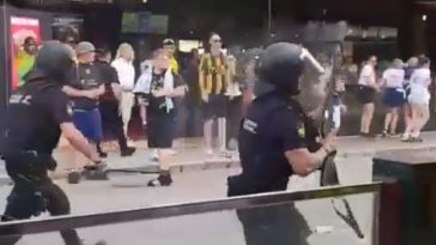 Schüsse in die Luft: Polizei treibt Fans von Alemannia Aachen auf der Schinkenstraße auseinander