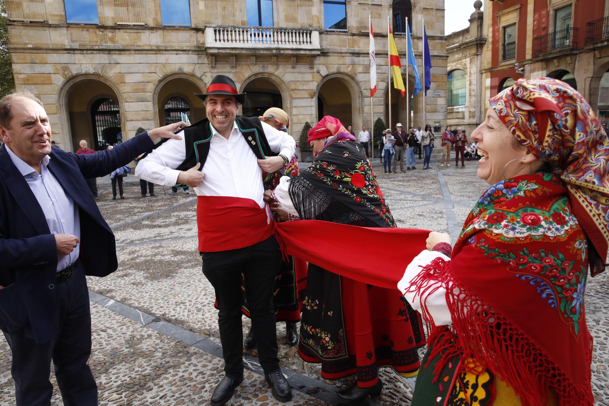 En imágenes: Gijón celebra el Día de León con bailes y el desfile de pendones