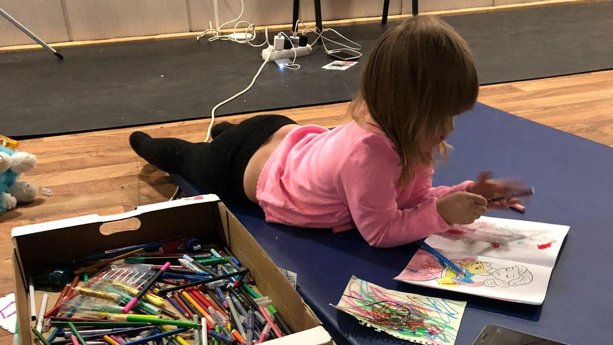 Una niña colorea en el polideportivo de Chelm, reconvertido en centro de acogida de refugiados ucranianos.