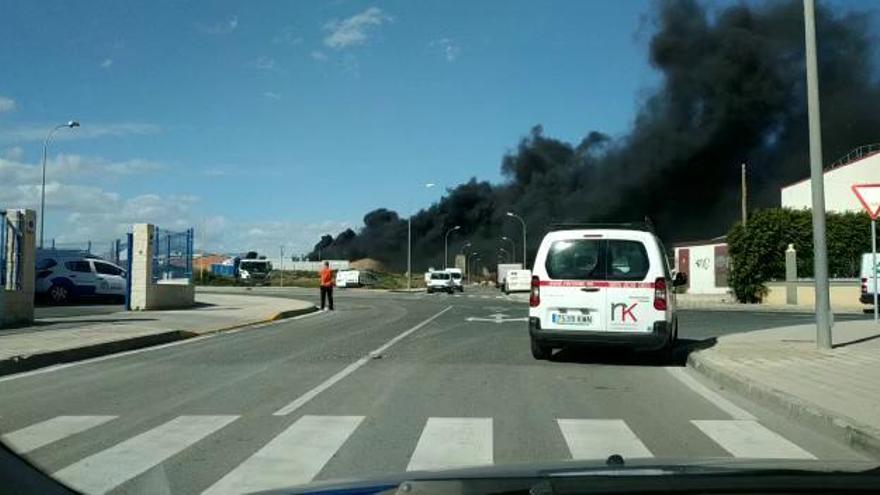 Un incendio en una nave de la carretera de Ocaña de Alicante provoca una densa humareda