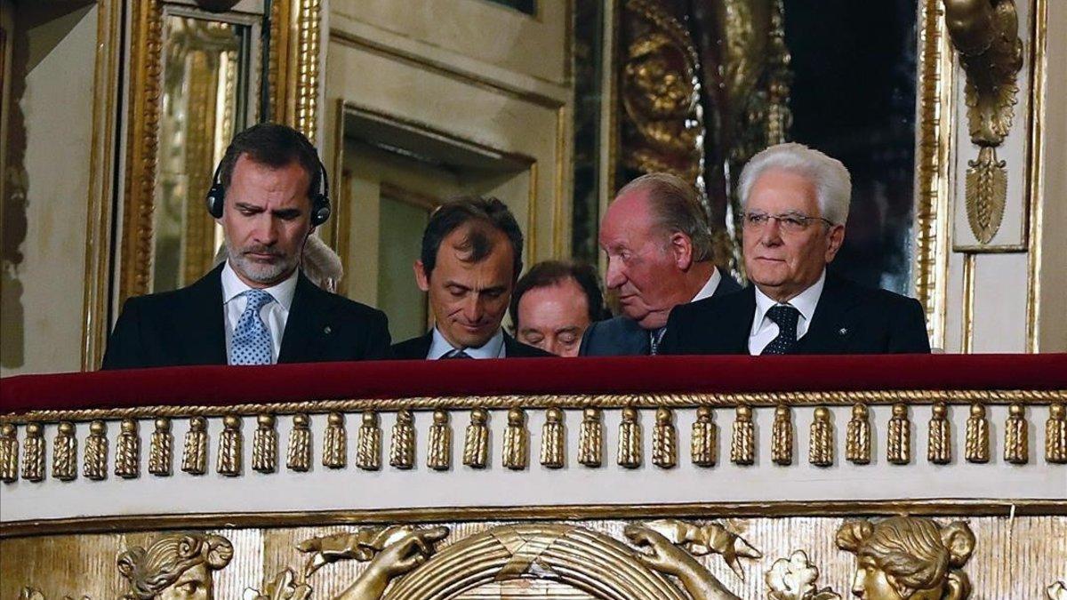 Felipe y Juan Carlos, con el presidente Mattarella.