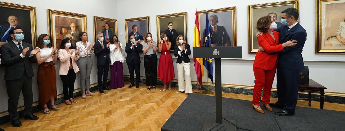 El nuevo ministro de la Presidencia, Félix Bolaños, es felicitado por la ya exvicepresidenta primera del Gobierno, Carmen Calvo, este 12 de julio en la Moncloa. 