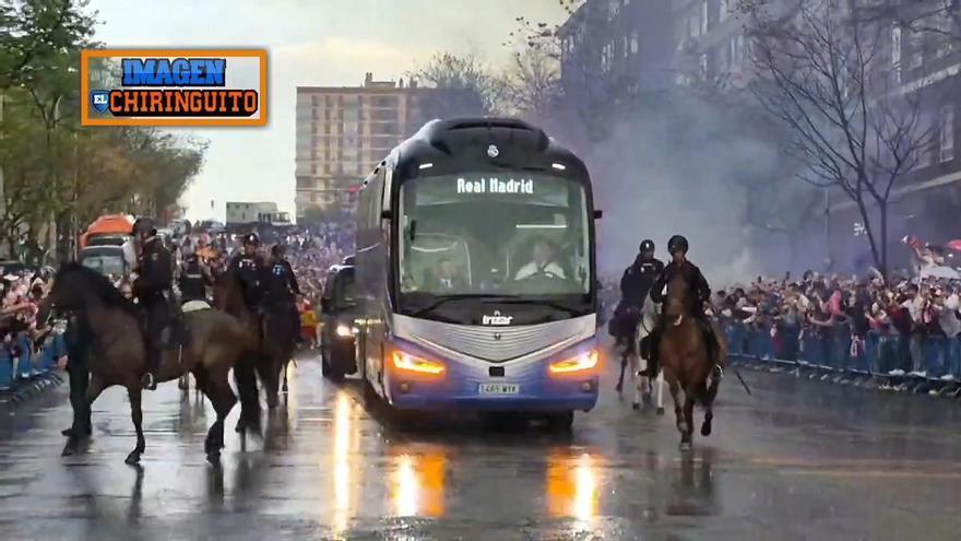 ¡Lo nunca visto! Un aficionado se pone a correr delante del autobús de Madrid... ¡completamente desnudo!