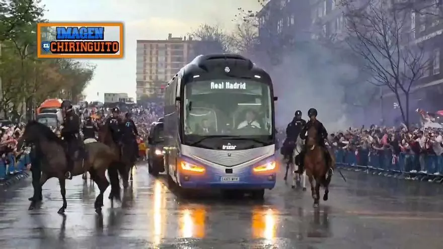 ¡Lo nunca visto! Un aficionado se pone a correr delante del autobús de Madrid... ¡completamente desnudo!