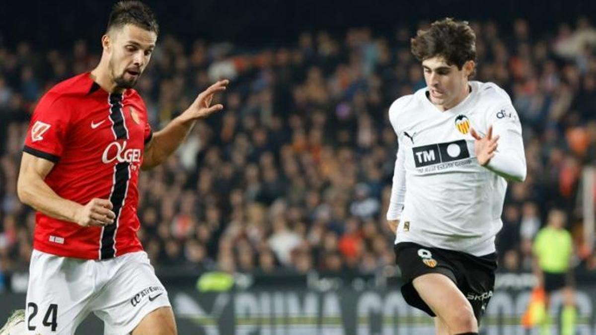 Valjent conduce el balón.