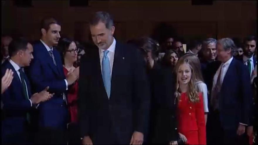 Felip VI és ovacionat en la seva entrada a l'auditori