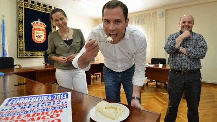 El alcalde prueba el requesón ante la diputada Ana Vázquez.