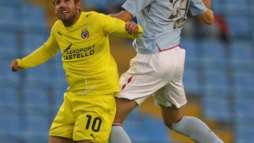 Joan Tomás pugnando un balón con David Catalá //