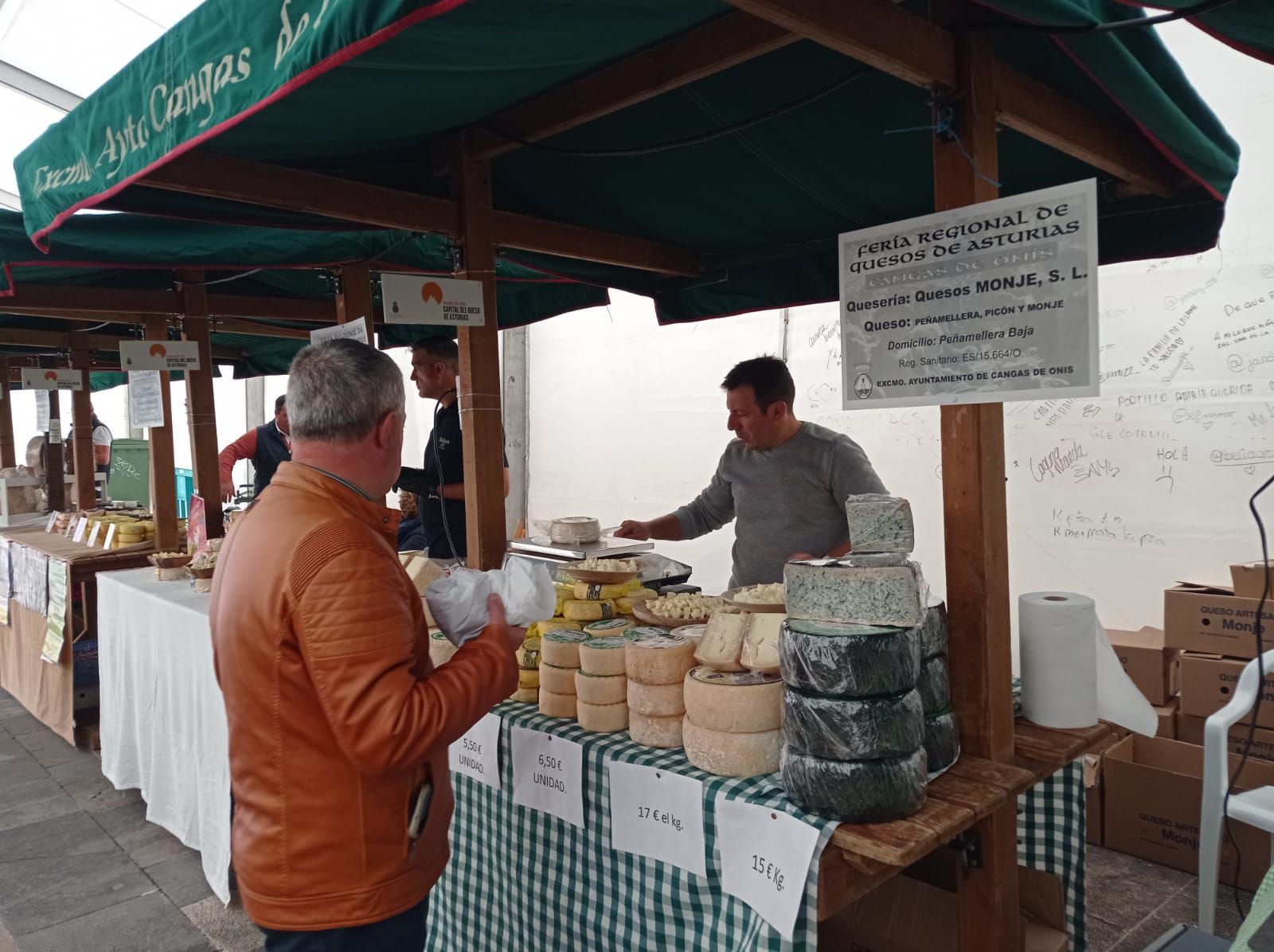 Cangas de Onís se da al queso: todas las imágenes de la feria regional en la capital del concejo